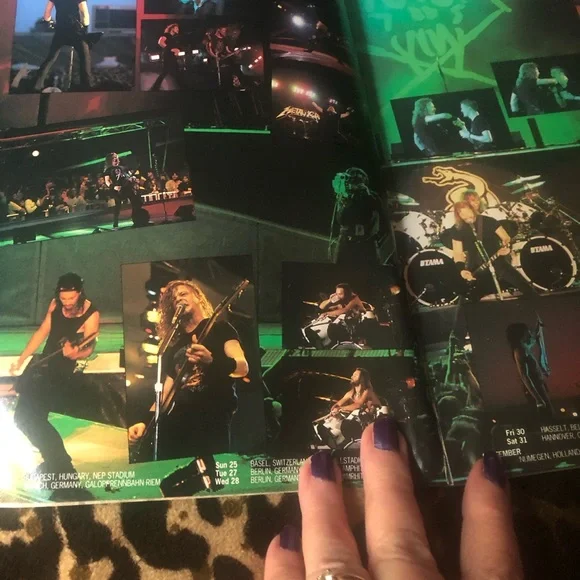 Metallic live shit Binge & purge book great condition - Picture 2 of 8